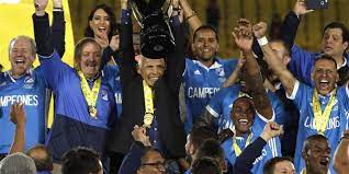 De traje impecable, color azul embajador, camisa blanca y corbata al tono. Miguel Angel Russo Salio Campeon Con Millonarios En Liga Futbol Colombiano Liga Betplay Futbolred
