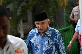 Kedua orang tuanya merupakan aktivis muhammadiyah cabang surakarta, jawa tengah. Amien Rais Bakal Kesulitan Bawa Loyalis Di Pan Gabung Partai Ummat