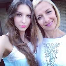 Azóta két klip (már nem zavar, rólunk) is napvilágot látott, amely jól tükrözi az album. Dallos Bogi Es Gyonyoru Anyukaja Agi Olyan Fiatalos Hogy Testvereknek Nezik Oket Hazai Sztar Femina