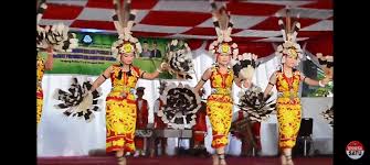 Properti tari merak pada umumnya mengambil corak, motif, ataupun bentuk dari burung merak asli yang hidup di alam liar, hal tersebut dikarenakan para penari merak bergerak dan juga menari mengikuti gerakan si burung merak saat berada di alam bebas. Properti Tari Payung Adalah Brainly