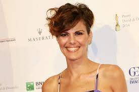 Ora ha i capelli più chiari e con la frangetta. Bianca Guaccero Wrap1 Capelli Capelli Corti Bianca