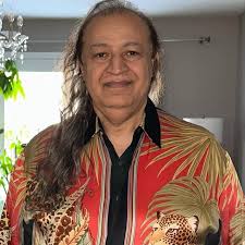 I'm 23, from Vienna 🇦🇹, studying at university 👩 🎓, whipping up meals  👨 🍳, and speaking a few languages 🗣️. Oh, and huskies? Totally obsessed  🐕. Básicamente soy la típica chica