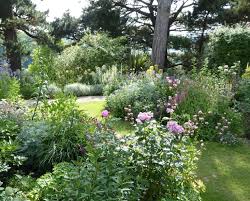 10 Ideas To Steal From The Romantic Gardens At Kiftsgate Court Gardenista Romantic Garden Garden Planning Beautiful Gardens