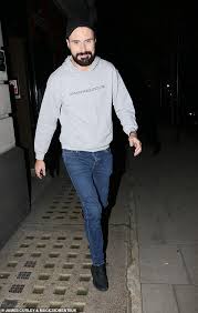 It's carry on baking with saucy celebs and a star turn from rylan. Rylan Clark Neal Cuts A Relaxed Figure In A Gray Hoodie And Black Cap Oltnews