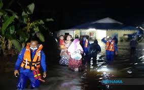 Explore tweets of official angkatan pertahanan awam malaysia @apmtwiter on twitter. Bernama Banjir Jejas Tujuh Daerah Di Johor Mangsa Meningkat Kepada 5 818 Pagi Ini