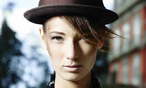 Confira as referências de maquiagem para os dias frios, por Vini Kilesse