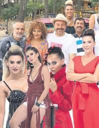 2018 yılında gösterime giren çakallarla dans 5 filmi yönetmen koltuğunda murat şeker otururken filmin senaryosu ise ali tanrıverdi ve murat şeker'in k. Hollywood Daki Gibi Kadinlar Birlik Olmali Funda Karayel