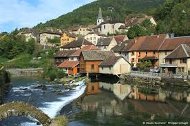 Le Village De Lods Un Des Plus Beaux Villages De France Au Bord De La Loue Mansions France House Styles
