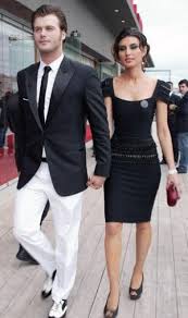 Doğandemir yıllar sonra yeniden eski sevgilisi mert fırat ile magazin gündemine geldi.hande doğandemir'in raymalifalitiko isimli twitter kullanıcısının mesajına yaptığı yorum dedikoduları başlattı. Mert Firat Ve Idil Firat Sozlendi