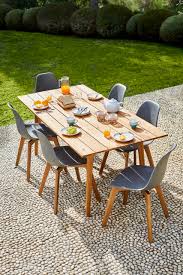 Le plus de cette table réside dans le centre de son plateau qui se soulève pour vous permettre d'y déposer une bouteille pour la. Salon De Jardin Resine Tressee Gifi Ensemble Table Et Chaise Table Et Chaises Table De Jardin Pliante