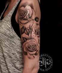 Mais de 100 desenhos para tatuagens realistas. Bildergebnis Fur Rose And Lace Tattoos On Shoulder With Names Rosen Tattoo Oberarm Rose Tattoo Armel Blumenranken Tattoo