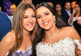 وكتب إيمي في منشورها داعية لوالدتها بقولها: Ø¥ÙŠÙ…ÙŠ Ø³Ù…ÙŠØ± ØºØ§Ù†Ù… ÙƒØ§Ù†Øª ØªØ­ØµÙ„ Ø¹Ù„Ù‰ Ø¹ÙŠØ¯ÙŠØ© Ø£ÙƒØ¨Ø± Ù…Ù† Ø´Ù‚ÙŠÙ‚ØªÙ‡Ø§ Ø¯Ù†ÙŠØ§ ÙÙŠ Ø§Ù„Ø·ÙÙˆÙ„Ø© ØªØ¹Ø±Ù Ø¹Ù„Ù‰ Ø§Ù„ØªÙØ§ØµÙŠÙ„