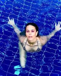 Konsere ait fotoğrafları instagram hesabından paylaşan simge, kısa sürede binlerce yorum aldı. Simge Sagin Dan Instagram I Sallayan Bikini Pozlar Gercek Gundem