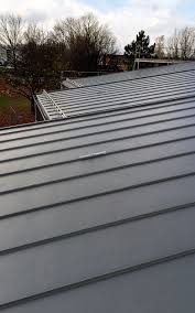 Detailaufnahme Des Neuen Metalldachs Aus Titanzink Detail Of The New Metall Roof Made Of Titanium Zinc Metallfassade Dach Metalldach