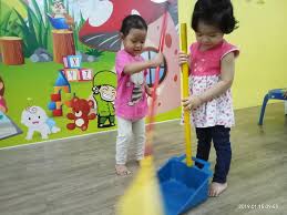 Sapu merupakan salah satu alat pembersih yang terdiri dari bagian serat atau serabut kaku dan biasanya. Kena Sapu Sampah Al Baghdadi Childcare Centre Setia Alam Facebook