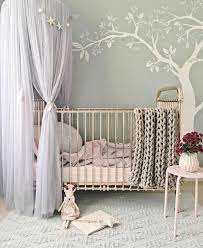 Weitere ideen zu zimmer mädchen kinder zimmer mädchen zimmer. Babyzimmer Grau Rosa Gestaltungsideen Gestrickte Decke Baum Wanddeko Vorhange Uber Dem Bett Blume Baby Bedroom Girl Room Baby Girl Room