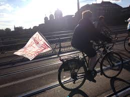 Mit musik fahren, kutschieren und gondeln wir durch die. Antirassistische Velodemonstration Gegen Den Algerischen Staat Der 13 000 Gefluchtete In Der Sahara Ausgesetzt Hat
