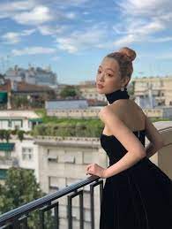 Netizen Buzz Sulli Is Audrey Hepburn For Estee Lauder Event