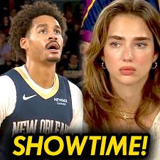 Stephen Curry gifted his mom Sonya his game-worn jersey after dropping 56  points tonight 😍