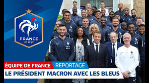 Après s'être imposé à l'asse la saison passée, le jeune défenseur de 19 ans a rejoint leicester city en toute fin de mercato, avant de fêter sa première sélection avec l'equipe de france espoirs. Equipe De France Le President Macron Avec Les Bleus I Fff 2018 Youtube