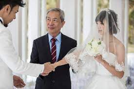 50人見證「香草戀」 香蕉哥哥與草莓姐姐沖繩完婚
