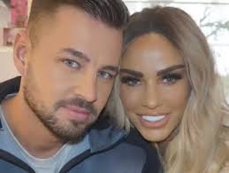 The former glamour model, 42, was showing off her pearly whites on boyfriend carl wood's instagram earlier today from their holiday in the maldives. Katie Price Katie Price S Toyboy Mocked For Blinding White Teeth As He Matches With Dog Sid Carl Woods