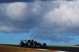 Az f1 versenynaptárába 1996 után visszakerülő portugál nagydíjat lewis hamilton várhatta az élről. 2020 Forma 1 Portugal Nagydij Algarve 1 Szabadedzes