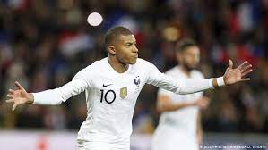 kiljan (ɛ)mbape lɔtɛ̃ ؛ مواليد 20 ديسمبر 1998) هو لاعب كرة قدم فرنسي يلعب في مركز الهجوم مع نادي باريس سان جيرمان في الدوري الفرنسي ومنتخب فرنسا لكرة القدم. ÙØ±Ø§Ù†Ø³ ÙÙˆØªØ¨ÙˆÙ„ ØªØªÙˆØ¬ ÙƒÙŠÙ„ÙŠØ§Ù† Ù…Ø¨Ø§Ø¨ÙŠ Ø§Ù„Ø£ÙØ¶Ù„ Ù„Ù‡Ø°Ø§ Ø§Ù„Ø¹Ø§Ù… Ø±ÙŠØ§Ø¶Ø© ØªÙ‚Ø§Ø±ÙŠØ± ÙˆØªØ­Ù„ÙŠÙ„Ø§Øª Ù„Ø£Ù‡Ù… Ø§Ù„Ø£Ø­Ø¯Ø§Ø« Ø§Ù„Ø±ÙŠØ§Ø¶ÙŠØ© Ù…Ù† Dw Ø¹Ø±Ø¨ÙŠØ© Dw 26 12 2018