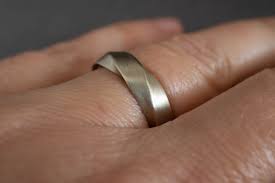Twist Shout Sustainable Wedding Band Mobius Wedding Etsy Mens Wedding Rings Mens Gold Wedding Band Mens Wedding Rings Gold