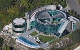 In a recent chat with bbc radio 1, bieber welcomed its crew into his home to explore its various spaces as well as get to know justin. Justin Bieber S Ugly House Is Getting Photoshopped Into Classic Rts Games