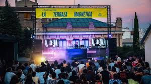 La terraza de la casa encendida. La Terraza Magnetica El Plan Para Un Verano Cultural Planes De Verano Madrid