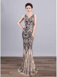 Lo spolverino è il capospalla leggero e chic che completa i tuoi outfit moda primavera estate 2021, scopri le nuove linee e i colori da abbinare a vestiti, gonne e pantaloni. Abito A Sirena Da Cerimonia Beige Con Paillettes Nere