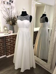 Wir haben das perfekte brautkleid. Elementar I Atelier Fur Nachhaltige Und Moderne Brautkleider Ob Elegantes Schlichtes Brautkleid Romantisches Spitzenkle Brautkleid Schlicht Brautmode Braut