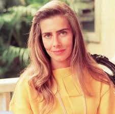 Tamanho é documento? Maitê Proença dá resposta inusitada e diverte fãs