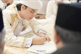 Saat ini menikah muda masih menjadi pro dan kontra di kalangan masyarakat dengan pasangan yang dapat dikatakan masih sangat muda yaitu larissa chou (20) dan muhammad alvin faiz (17). Foto Pernikahan Muda Anak Ustadz Arifin Ilham