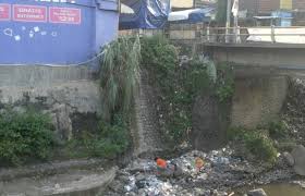 Sampah yang di buang ke sungai bisa menjadi bencana jika musim hujan hadir. Sungai Di Brebes Masih Jadi Tempat Pembuangan Sampah Bagi Warga Kumparan Com