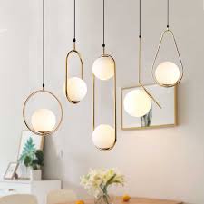 En este artículo conocerás diseños de lámparas de techo para sala y comedor, que te dejarán con la boca abierta. Luces Colgantes Doradas Minimalistas Modernas Decoracion Nordica De Ropa Lampara Colgante De Bola De Cristal Para Sala De Estar Dormitorio Restaurante Luces Colgantes Aliexpress