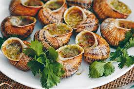 Escargots De Bourgogne Escargots Au Beurre Aux Herbes Plat Gastronomique En Francais Traditionnel Avec Du Persil Et Du Pain Sur Une Assiette Blanche Banque D Images Et Photos Libres De Droits Image