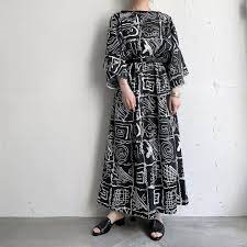 モノトーンのヴィンテージマキシワンピースが入荷 アートな柄がお洒落ベルトなしでストンと着てもかなりモードです コーディネート ワンピース ヴィンテージ 柄ワンピース モノトーン モノトーンのヴィンテージマキシワンピースが入荷 アートな柄がお洒落ベル