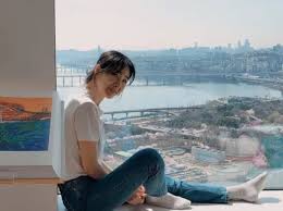 방 창가에 앉아 환하게 웃는 최지우 - 클리앙