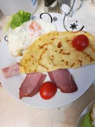 A doua locatie,este in orasul borsa,jud.maramures,cu o capacitate de cazare de 6 persoane in 3 camere cu pat matrimonial si o camera cu 2 paturi supraetajate.este in stil clasic/modern,dotata cu 2 bãi pe toata pensiunea,curte. Crinul Alb Bunatati Din Maramures Mancare Miere Horinca Descopera Maramures Crinul Alb Pensiune Cazare Buna Maramures