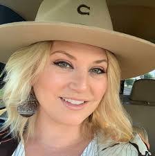 Kendra Capps's Instagram, Twitter & Facebook