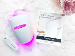 The Blue Light Therapy Acne Before And After Photos That Prove It Works Society19 Uk Acne Light Therapy Acne Blue Light Therapy Light Therapy