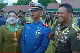 Bernyali besar, hotman paris ajak tanding jenderal andika perkasa adu otot. Jadi Sorotan Karena Foto Bareng Ksad Ternyata Ayah Perwira Muda Tni Ini Teman Dekat Jenderal Andika Perkasa Mantan Orang Penting Kopassus Semua Halaman Fotokita