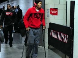 Derrick rose left cleveland's game against the bucks with an ankle injury. Derrick Rose Injured His Knee And Left Arena On Crutches