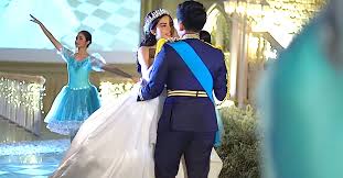 Rachel vennya jadi atensi setelah mengungkapkan perasaannya soal drama di keluarganya. Rachel Vennya Has Disney Wedding With Light Up Fairy Gown Littlethings Com