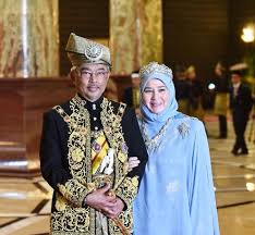 Raja permaisuri agong tunku azizah aminah maimunah iskandariah was spotted taking the klia express train yesterday evening. Malaysians Celebrate Raja Permaisuri Agong S Return To Twitter Social Media Asia