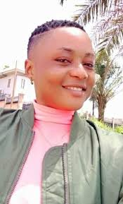 14 Reason why you should love and marry a woman who read books 1. She's  intelligent. The more books she reads, the more she knows about the world.  Plus, she gives her