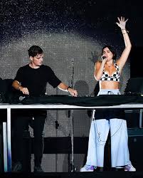 Martin garrix teased his new track with dua lipa during a set in myanmar, and today, it's finally here. Dua Lipa My On Twitter Dua With Martin Garrix In Singapore