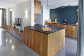 Perfekte Symbiose Von Kuche Und Wohnzimmer Wenn Kuche Und Wohnraum Nicht Voneinander Abgetrennt Sind Gilt Es Be Kuche Und Wohnzimmer Moderne Kuche Holzkuche